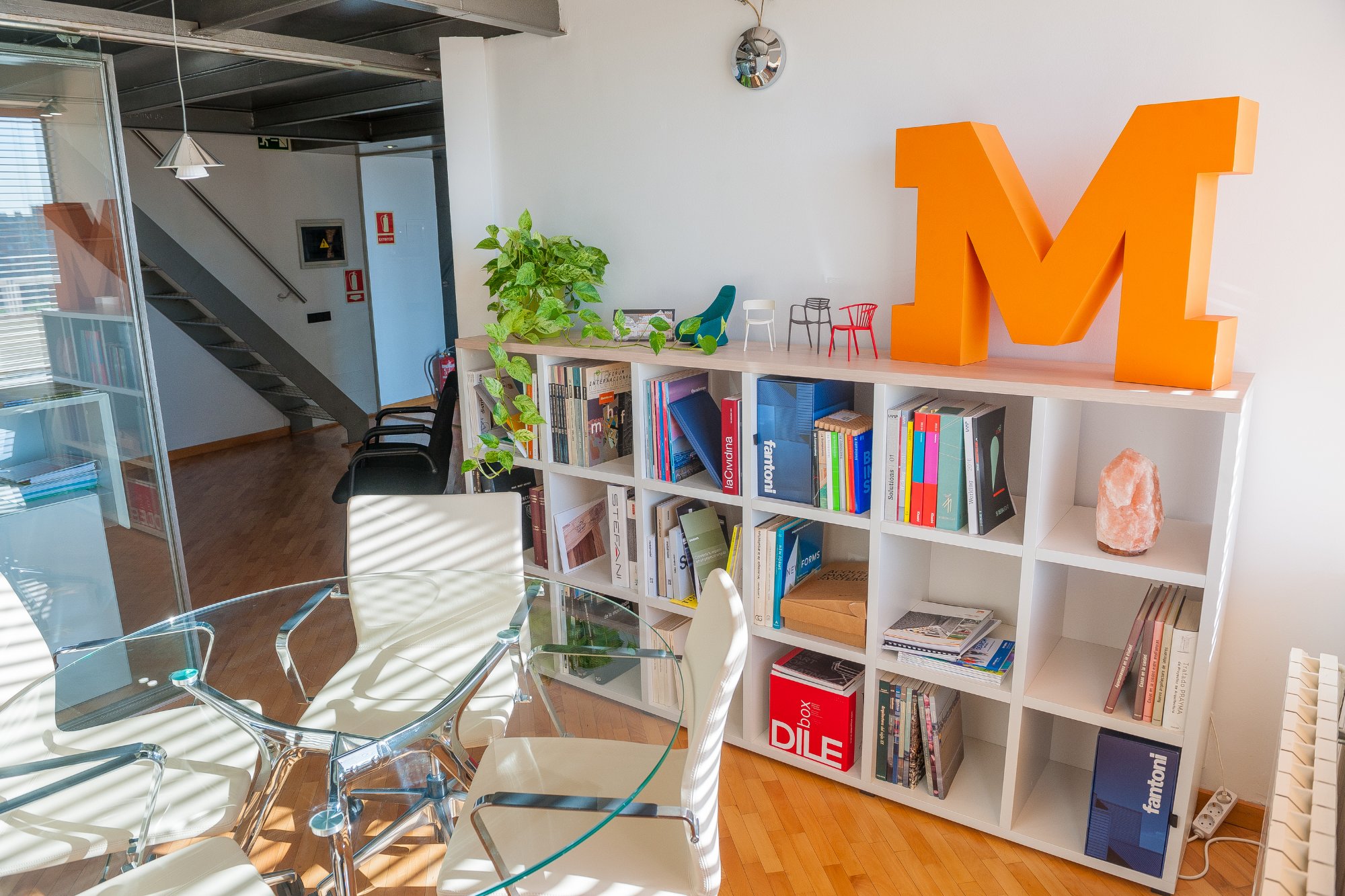 Oficina de Marficom con la M naranja